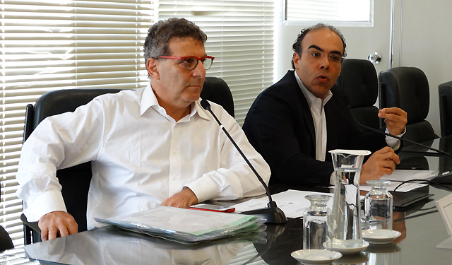 Os vereadores Nabil Bonduki (à esq.) e Police Neto durante a reunião.