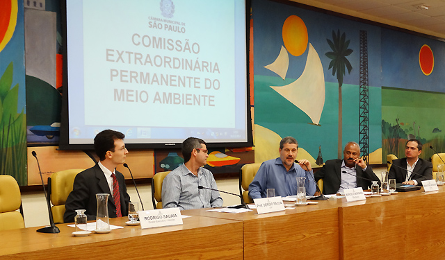 Especialistas debatem durante a reunião realizada na manhã desta terça