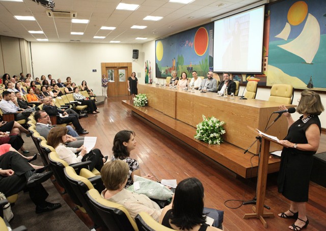 2015-10-21-JUBILEU 50 ANOS REGULAMENTACAO BIBLIOTECARIO-ABUENO1444ABRE