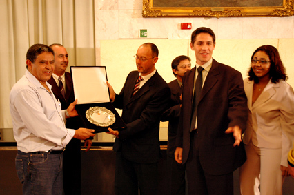 Representantes do Centro de Direitos Humanos de Sapopemba recebem a Salva de Prata