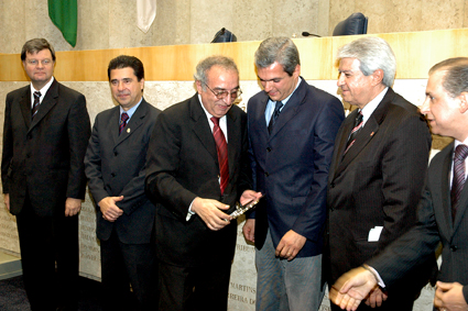 Câmara Municipal presta homenagem a delegados de polícia