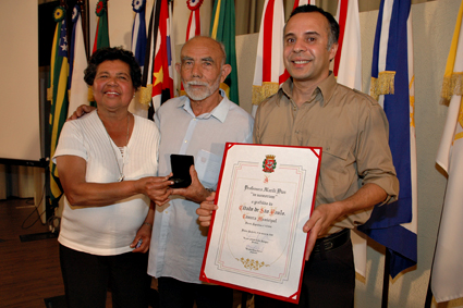 Familiares recebem a Medalha Anchieta e o Diploma de Gratidão da Cidade