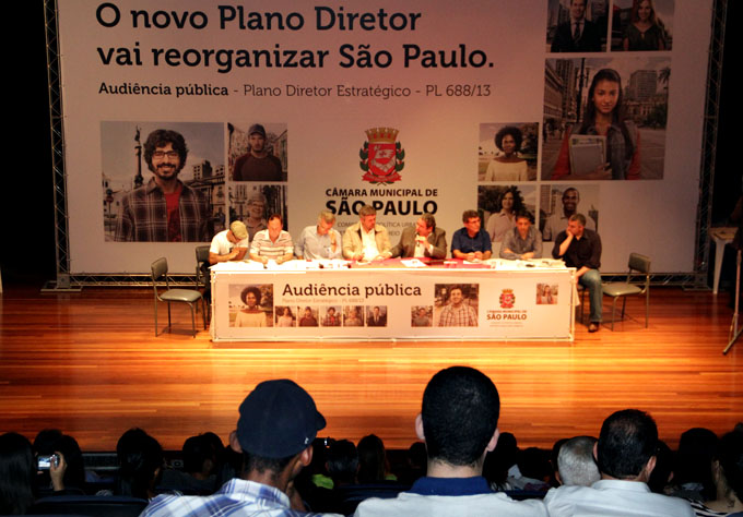 AUDIENCIA-PUBLICA-PLAN-DIRETOR-GUAINASES-26102013-Rtto_3700-72-ABRE