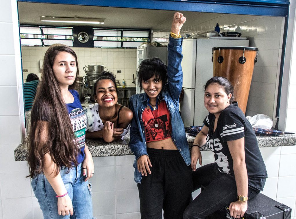 PULSO - Lilith (de braço erguido) e outras estudantes ocupam escola em São Paulo, no ano passado Foto: Sérgio Silva