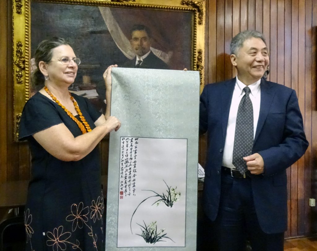 O parlamentar Tong entrega obra de arte a Maria Aparecida Perez Foto: Luiz França/CMSP