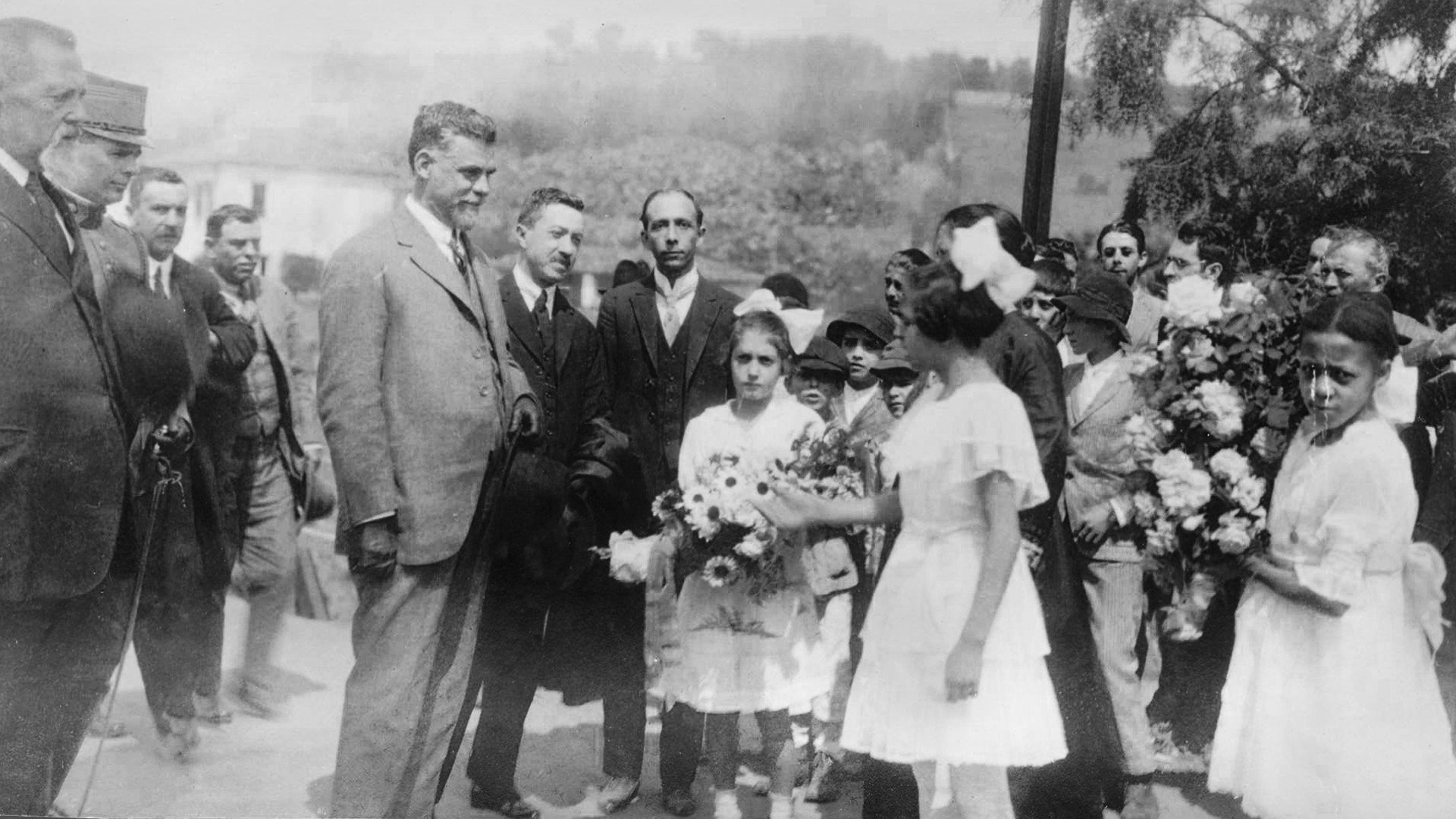 Meninas prestam homenagem ao político